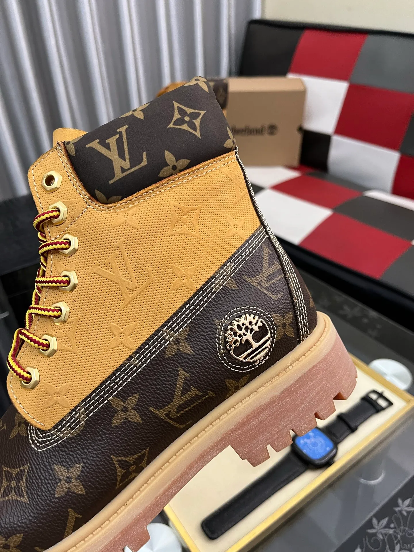 Ex-factory price: 458⌚️⌚️LV x Timberland Timberland joint model Presbyopia Embossed Rhubarb Boots Ankle Boots Short Boots LV x Timberland ankle boots are made of Monogram embossed waterproof nubuck cow leather, relying on the brand's exquisite craftsmanship to carefully reshape the classic Timberland 6-inch boot shape in Italy, with an eye-catching American workwear style. Created by Pharrell Williams 2025 autumn and winter menswear show. Monogram embossed tongue, original Timberland laces and outsole are exquisite details, and the leather label expresses the cooperation logo. Exquisite packaging at the delivery counter🛍📦 ▪️Material: Original customized imported first-layer cowhide ▪️Inner lining: Original customized leather lining/mesh lining ▪️Outsole: Original molded rubber material ▪️Sole thickness: 3.5CM ▪️Size: 38-44